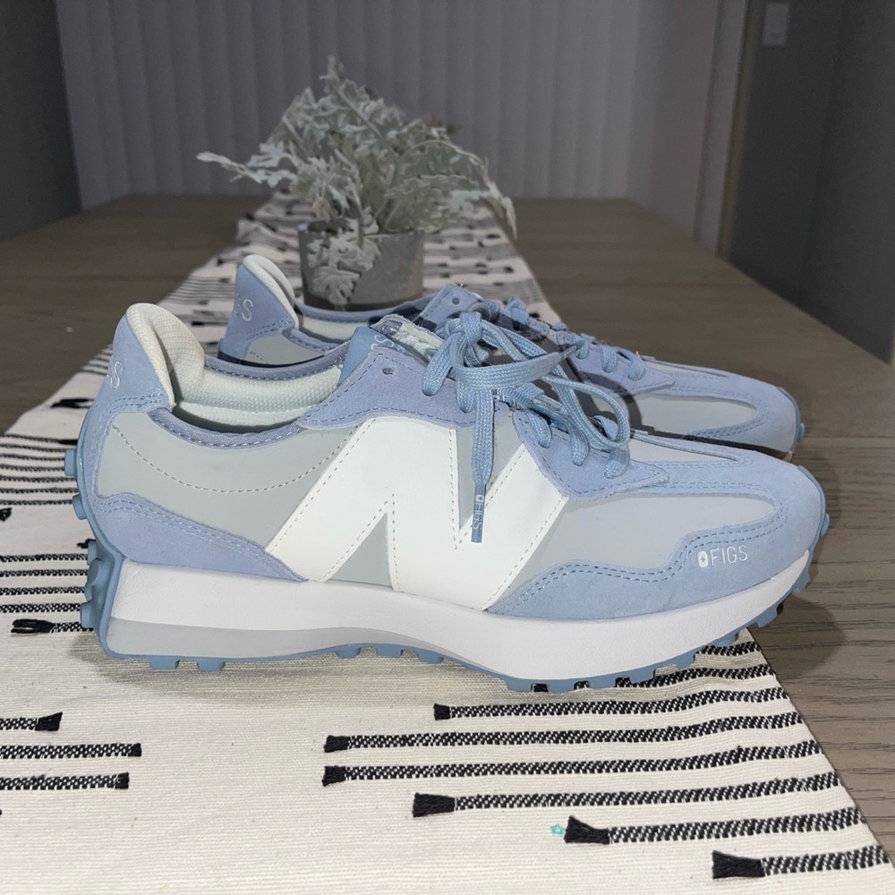 Limited edition Figs 
New Balance 327- Dusty blue 💙